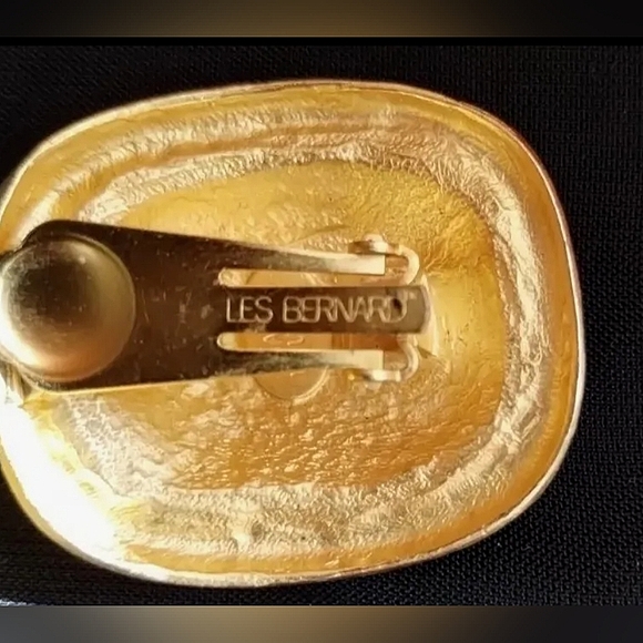 Vintage 90s LES BERNARD matte gold tone SHIELD earrings clip ons modernist glam - Picture 9 of 11